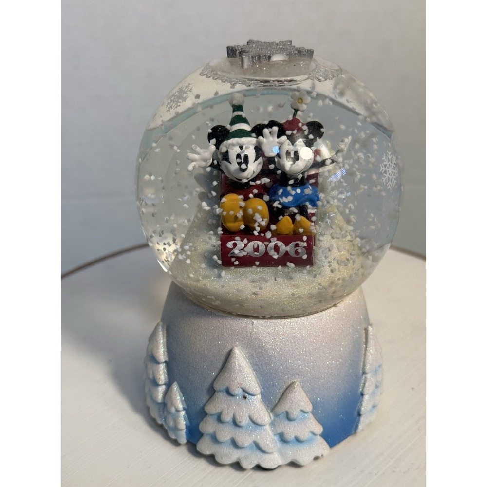 Sep13_7‎ Disney Mickey and Minnie Christmas Snowglobe 2006 No Box